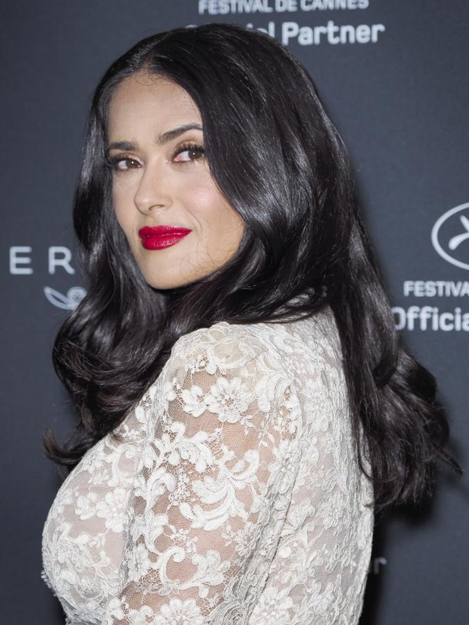 Salma Hayek prefiere recurrir a los ingredientes naturales, en concreto a uno que confesó en una entrevista a Elle: "Uso un ingrediente llamado Tepezcohuite que se usa en México para las víctimas de quemaduras porque regenera completamente la piel… Es por eso que no tengo Bótox, ni rellenos. Solo uso mis cremas", aseguró entonces la actriz.