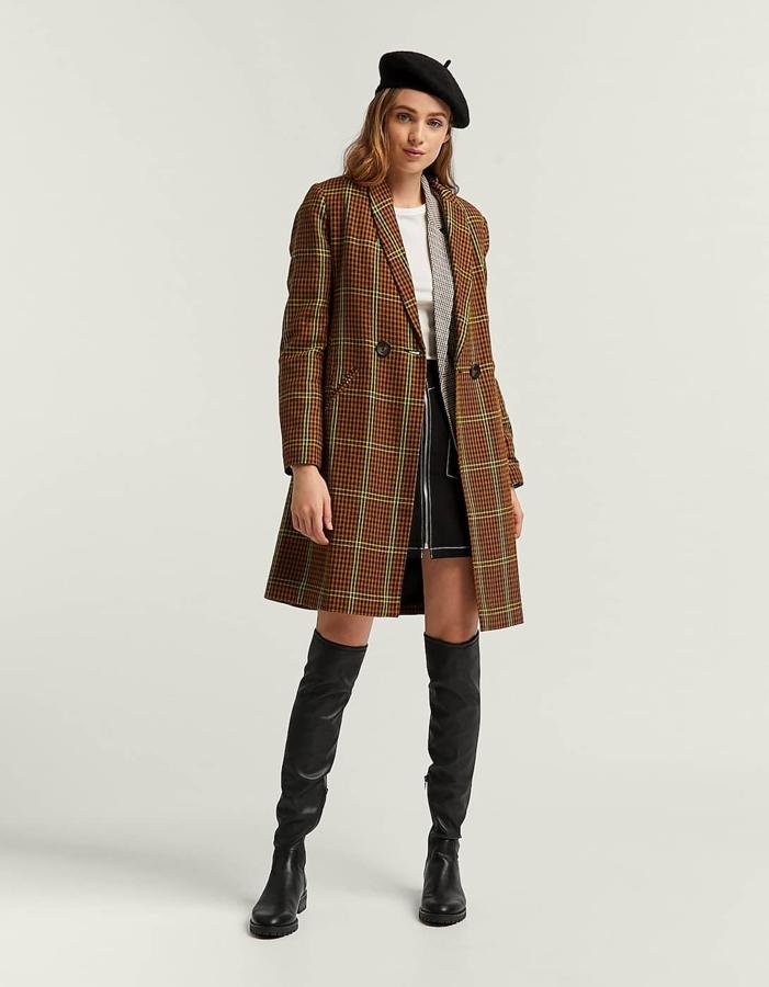 Una de nuestras opciones favoritas: plana para que podamos movernos a nuestras anchas y sexy porque llega por encima de la rodilla. (49,99 euros).