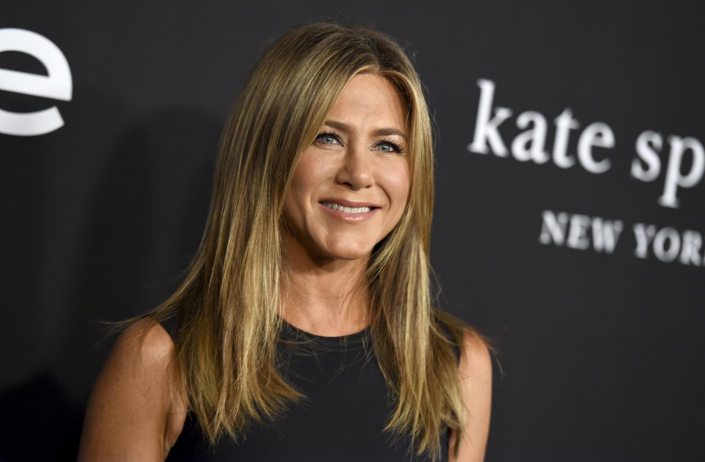 Jennifer Aniston confía en la electricidad para mantener la piel de su rostro y cuello firme. Y es que sus faciales emplean microcorrientes subsensioriales aplicadas a través de almohadillas. La estimulación recarga los músculos estirando y tonificando la piel desde la primera sesión. Combatiendo así las líneas de expresión. “Es como un entrenamiento para tu cara” ha admitido la actriz, que apuesta por estos aparatos profesionales como el Caci Ultimate o el Resculptor.