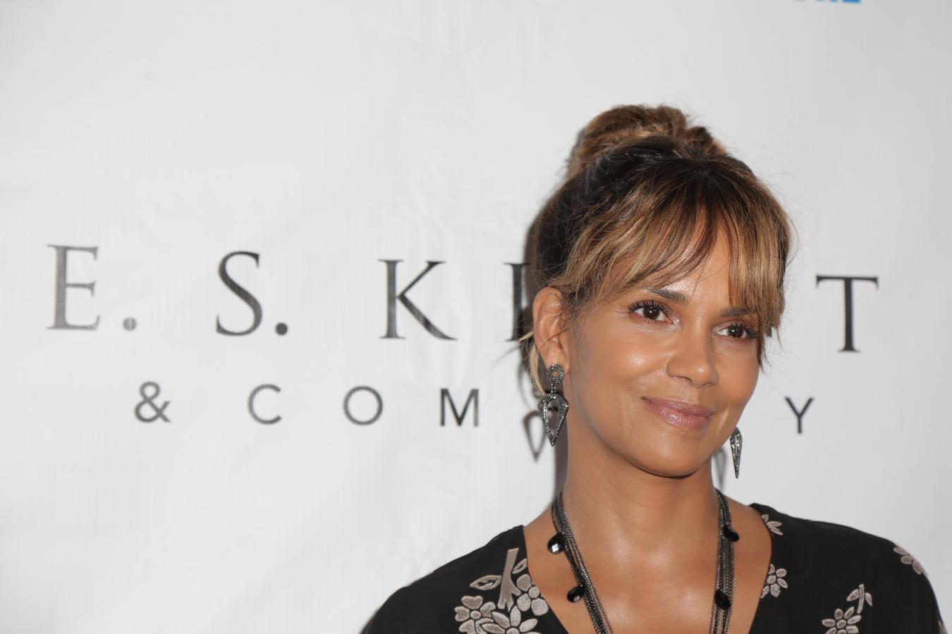 Uno de los grandes secretos de Halle Berry es el agua de rosas en su piel, tanto por la mañana (antes del maquillaje) como a mitad del día. El objetivo es mantenerla hidratada y dar a su piel lo que esta necesita: “Estoy cambiando; evolucionando, y envejeciendo, y quiero seguir con lo que funciona para mí y mi piel” asegura la actriz.
