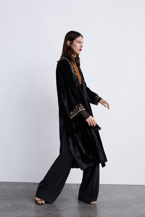 Una chaqueta de aire japonés que no todo el mundo se atreverá a llevar y que hará que te desmarques al instante del resto (99,95 euros). Los apliques de abalorios le dan un aire romántico, casi de novia de Drácula, espectacular.