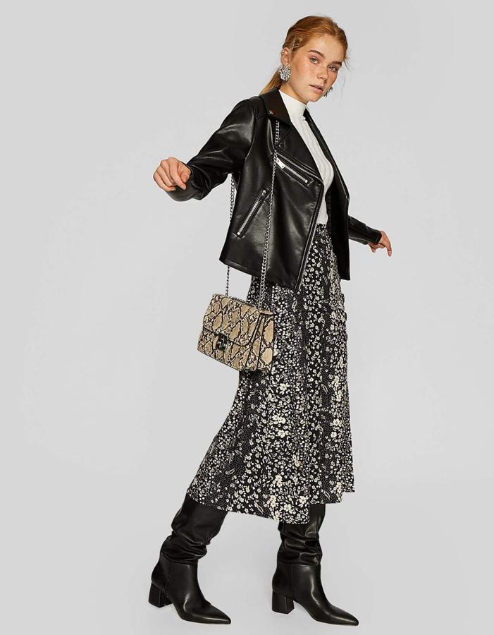 Con vestido. Es la mejor manera de combinar este tipo de botas y en Stradivarius lo demuestran con este modelo que cuesta 45,99 euros.