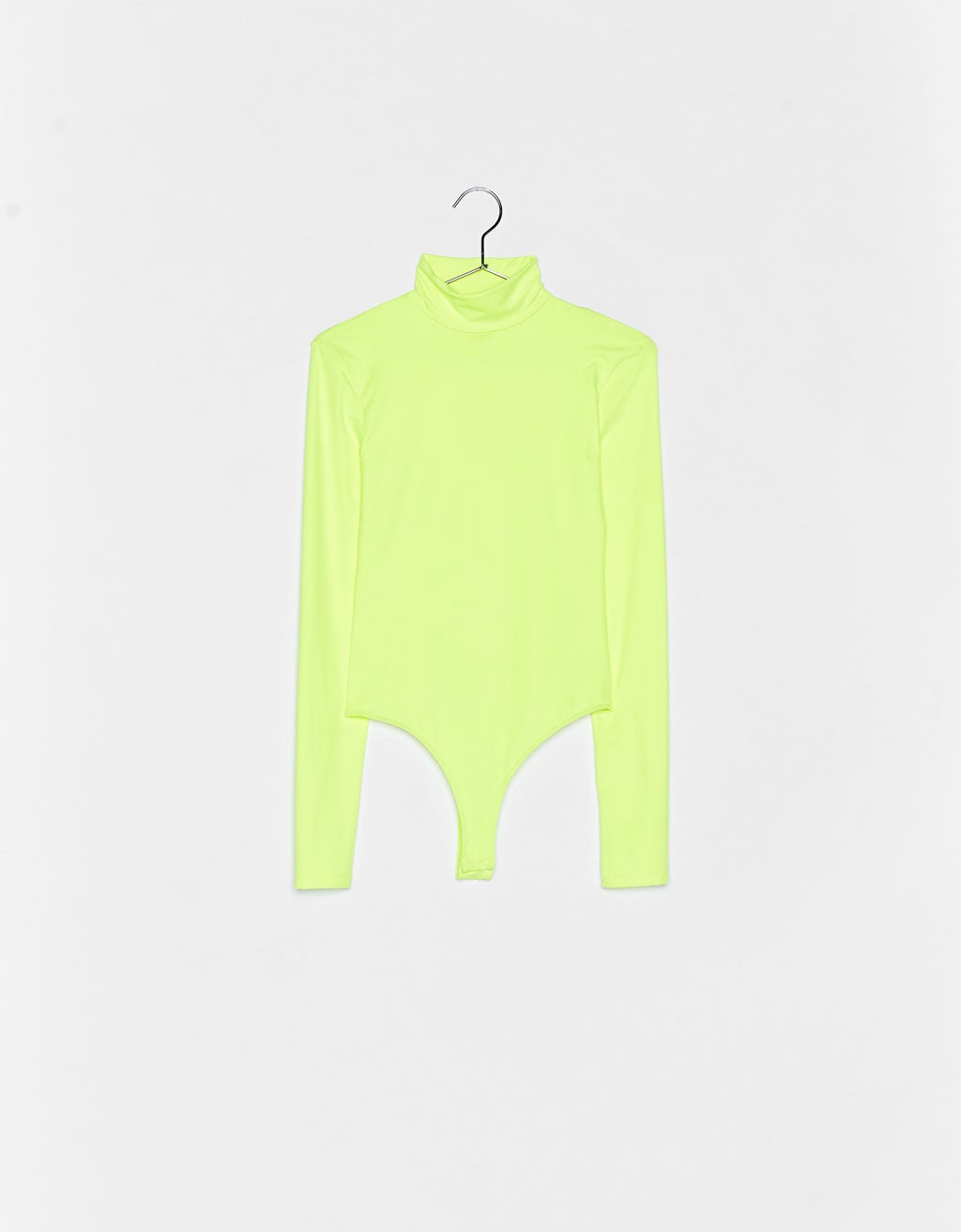 Body con cuello alto y color lima neón de Bershka: 12,99 euros.