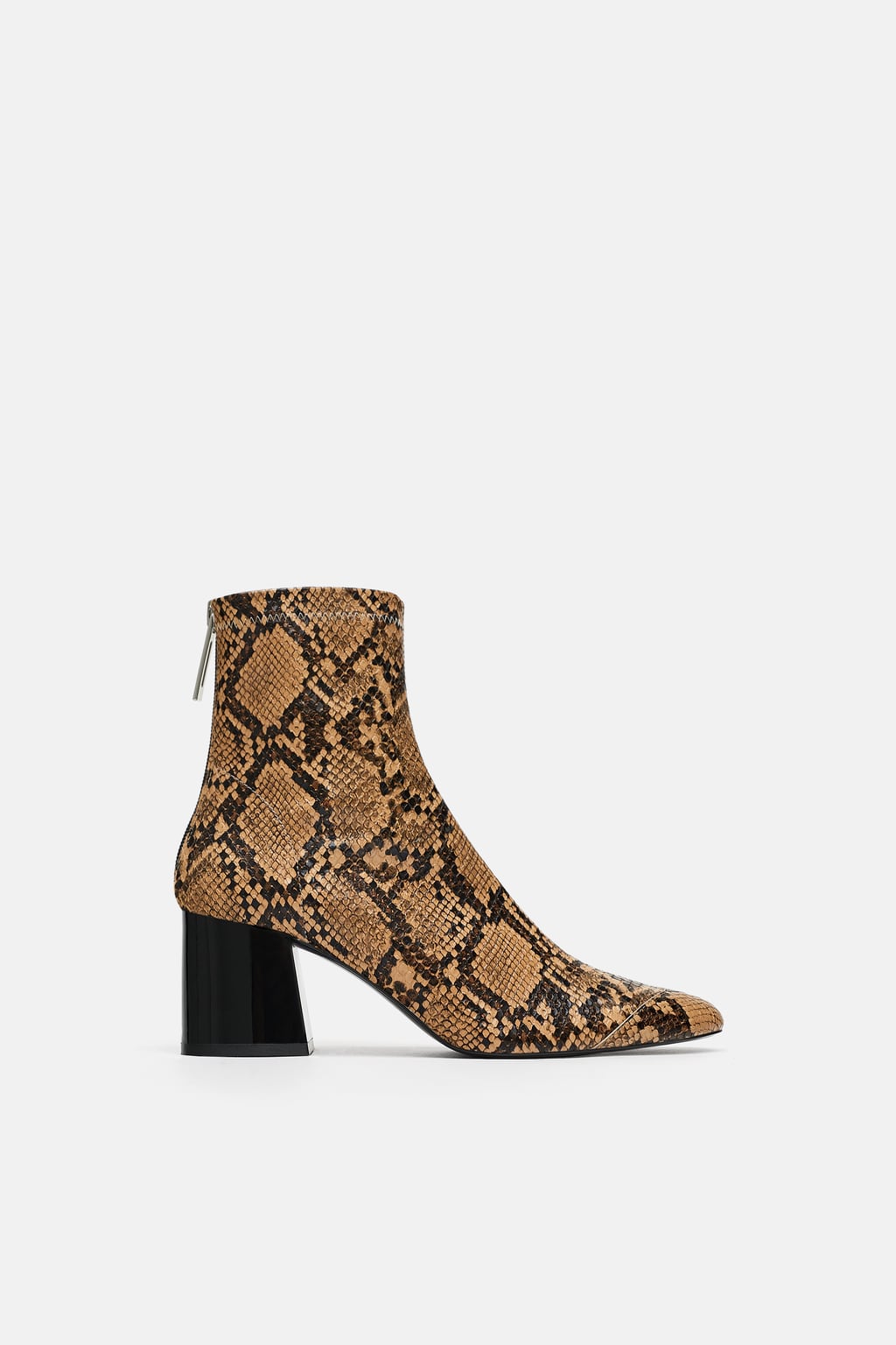 Botín de tacón con estampado animal de Zara: 35,95 euros.