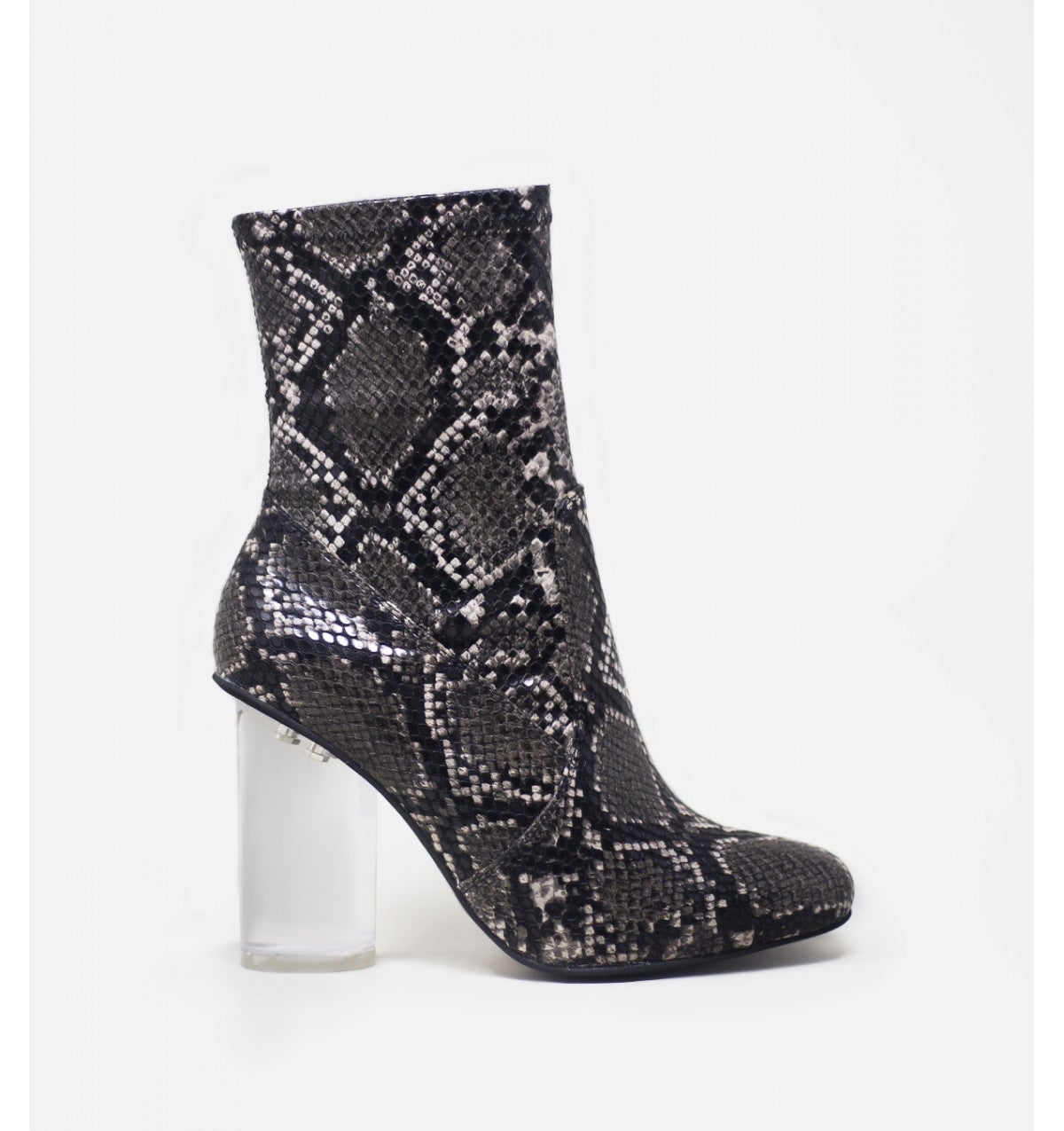 Botas ‘animal print’ con tacón de Au Revoir Cinderella: 185 euros.