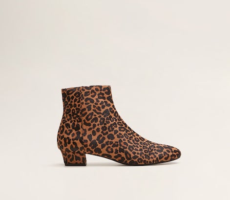 Botín de piel de leopardo de Mango: 79,99 euros.