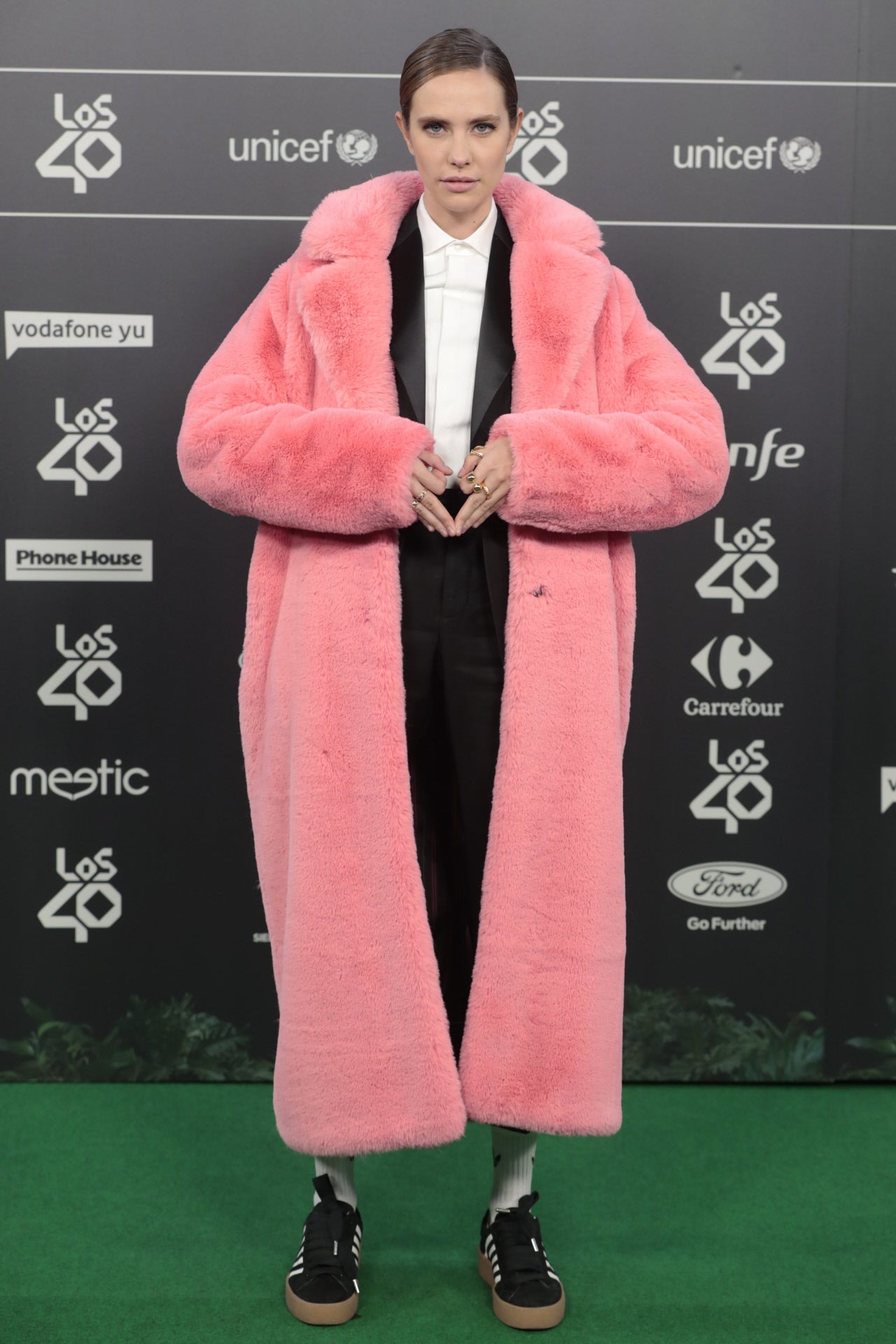 La artista Brisa Fenoy dejó con la boca abierta a todos los allí presentes con su abrigo XL en color rosa chicle. Su estilismo estaba firmado por MKTstudio Paris y Dsquared2.