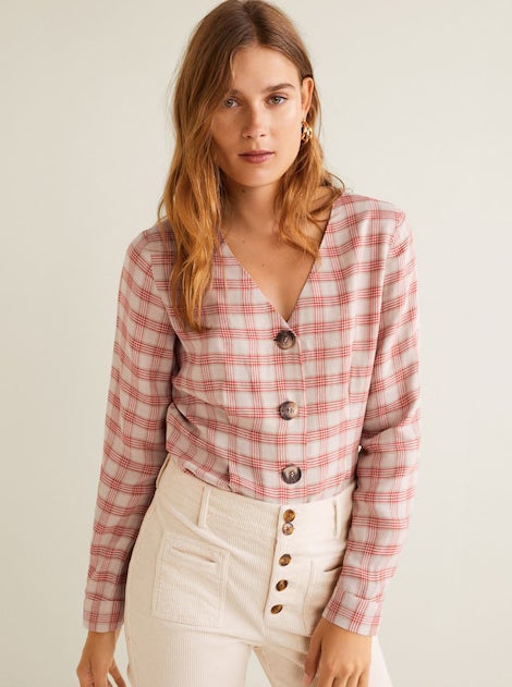 Blusa de lino con estampado de cuadros de Mango: 29,99 euros.