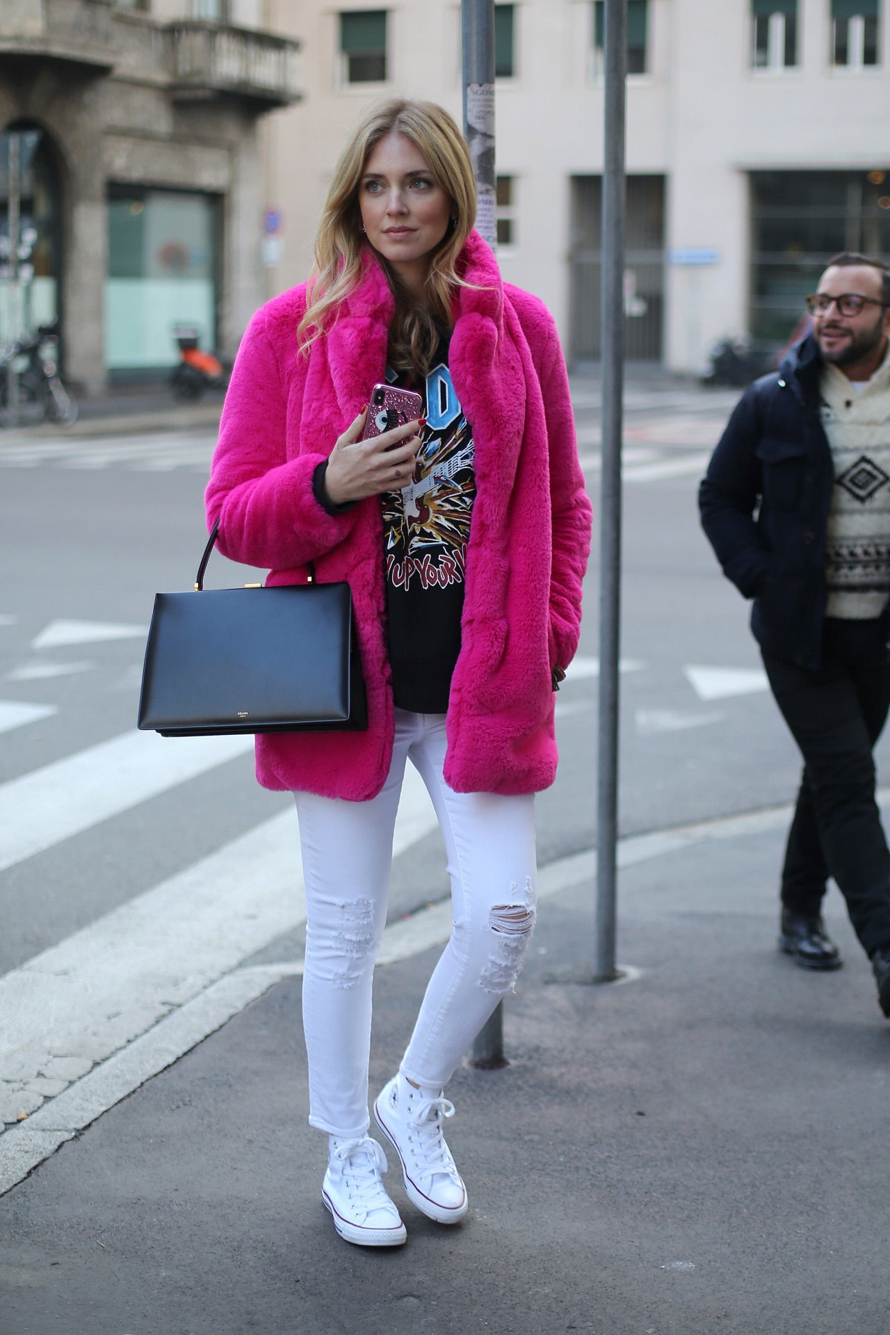 Muy parecido al abrigo peluche de Irina Shayk, Chiara Ferragni prefiere un color más vistoso y se ha decantado por el fucsia. ¿Más chillón no lo había?