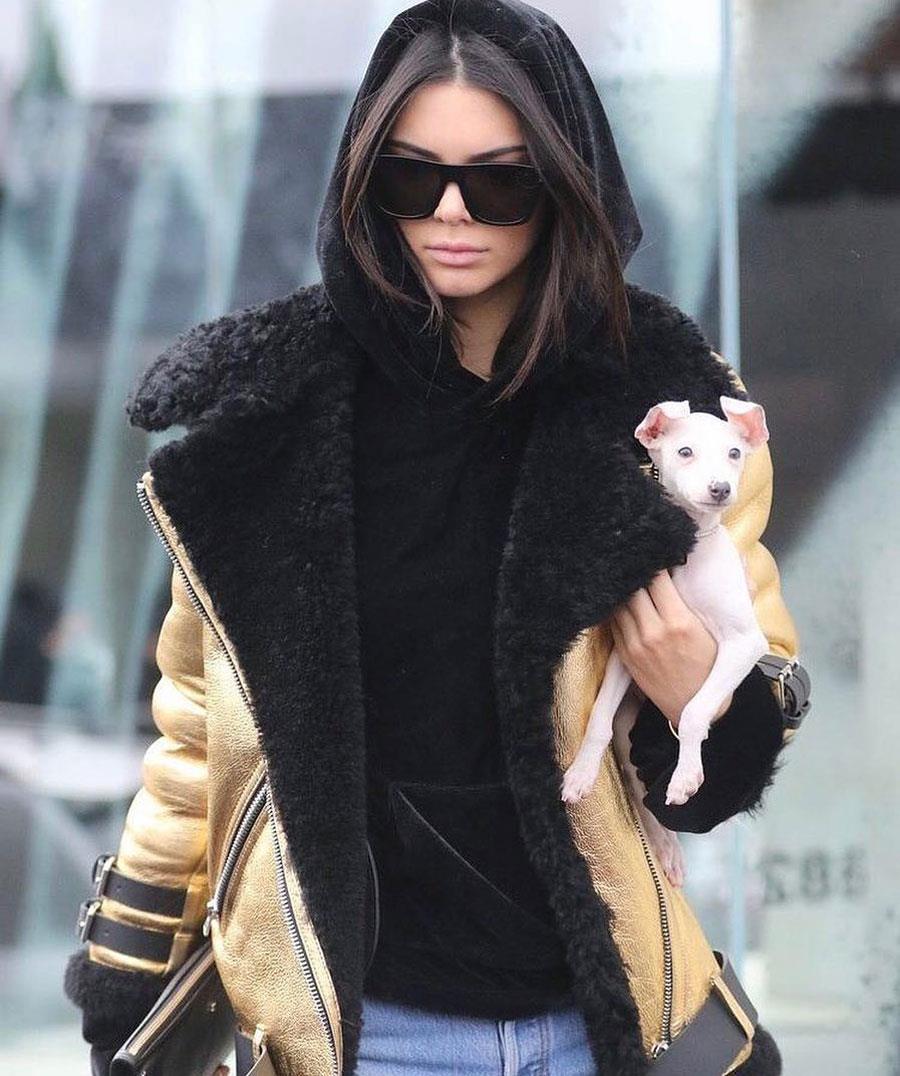 En la imagen, Kendall Jenner con un abrigo de borreguito interno. ¡Así no puede pasar frío!