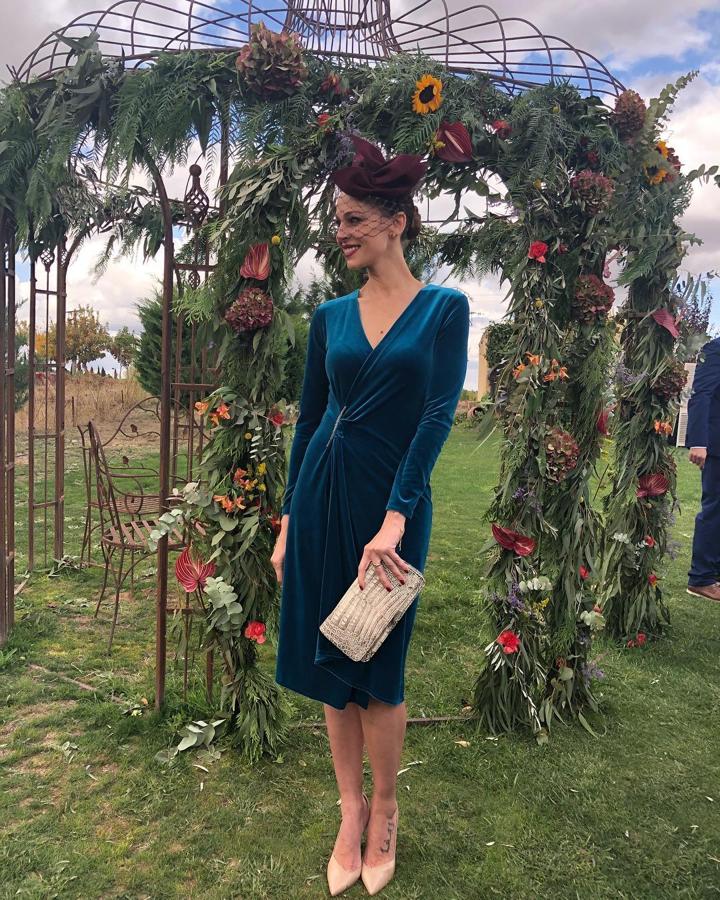 Sin duda, este vestido de Etxarn&Panno en terciopelo azul de  Eva González es el look de invitada perfecto  para tus bodas de invierno.