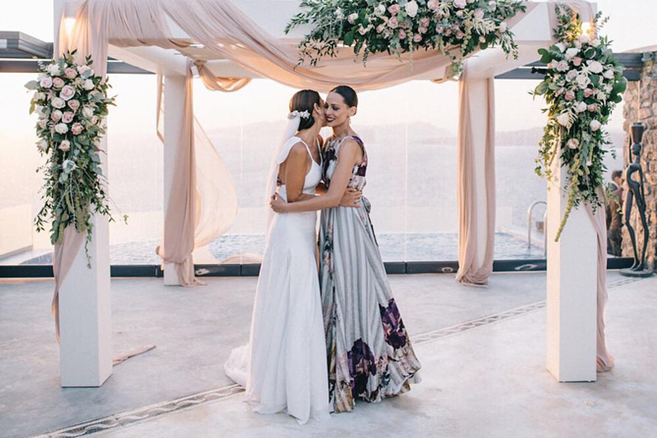 La boda en Santorini de María José Suárez nos dejó un buen repertorio de looks de Eva González que son pura inspiración. Este vestido de invitada diseñado por la novia es uno de los mejores ejemplos.