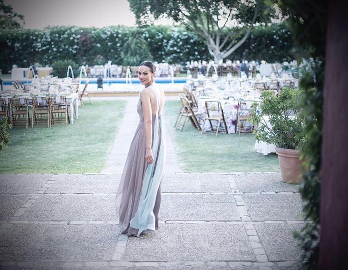Otro maravilloso vestido de invitada que descubrimos en el Instagram de Eva González este verano fue este diseño romántico de Antonio García que lució  en la boda de su hermana .