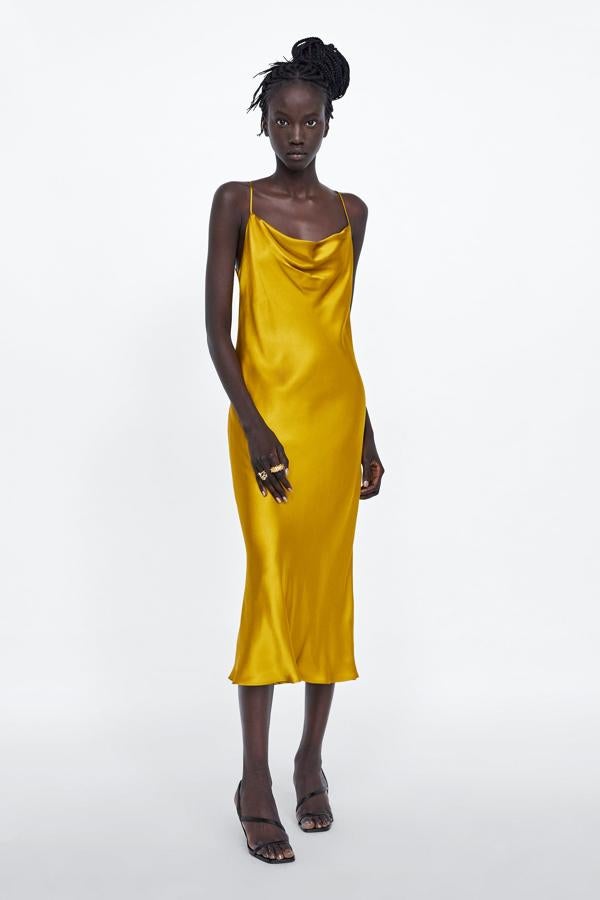 Delicadísimo vestido de tirantes con un escote hípersexy (Zara, 29,95 euros)