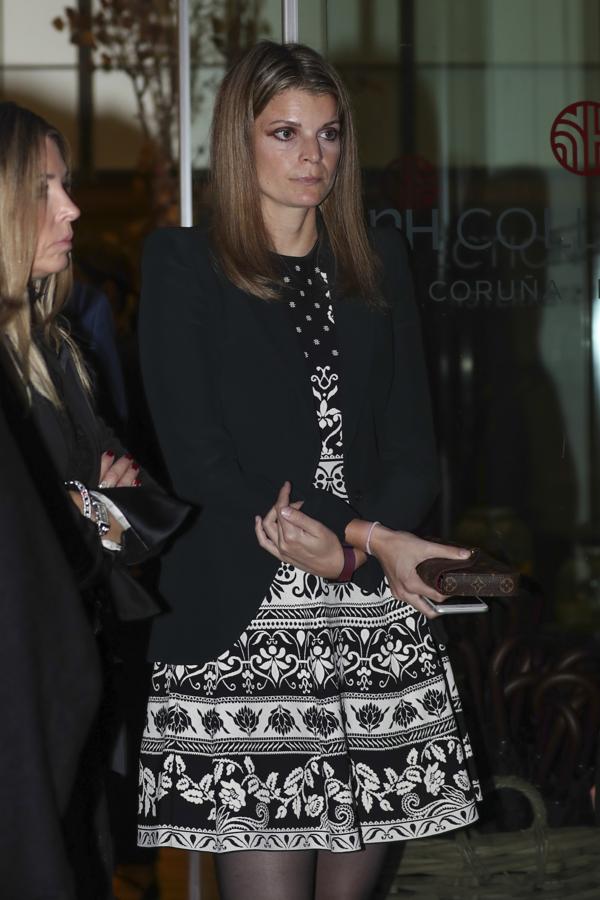 Athina Onassis, amiga dela novia, con un vstido de cóctel en blanco y negro.