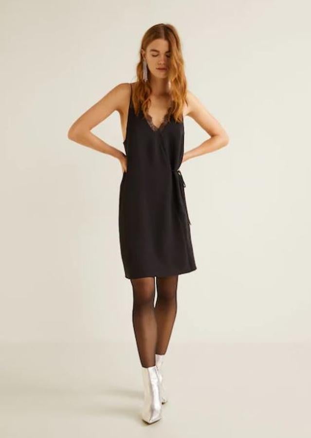 El clásico vestido lencero, con la originalidad del cierre con lazo lateral y el encaje en el escote (Mango, 39,99 euros).