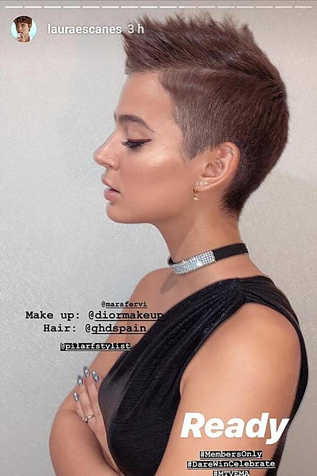 Podrás copiar su eyeliner con el delineador rojo de Dior 861 matte.