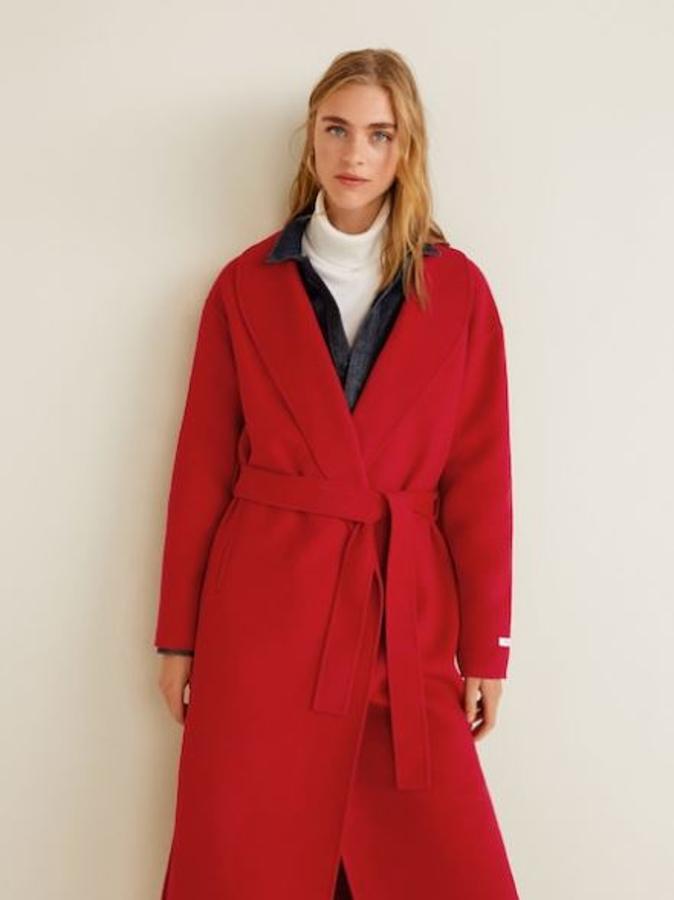 Solo por el vibrante color ya vale la pena este abrigo cruzado en tejido mezcla de lana (Mango, 119,99 euros).