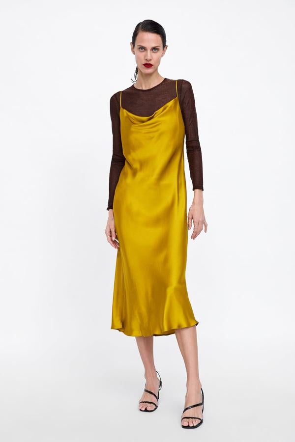 ¿Y qué nos decís de este vestido lencero en satén mostaza? Cuesta 29.95 euros, y es una maravilla...