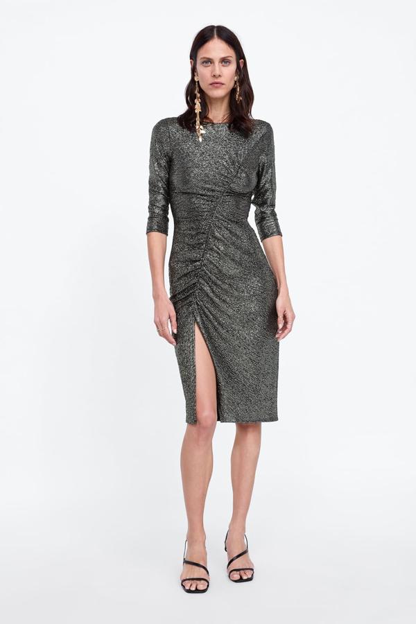 Sí, la colección de vestidos de Zara está hecha para brillar a fuerza de lentejuelas, y esta pieza es otro buen ejemplo para que tomen nota las invitadas de la boda de Marta Ortega... Precio: 29.95 euros.