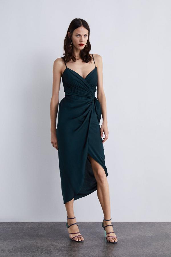 Si las invitadas de la boda de Marta Ortega buscan  un vestido de invitada versátil  que se puedan poner todo el año, este modelo (59.95 euros) nos parece la mejor opción.