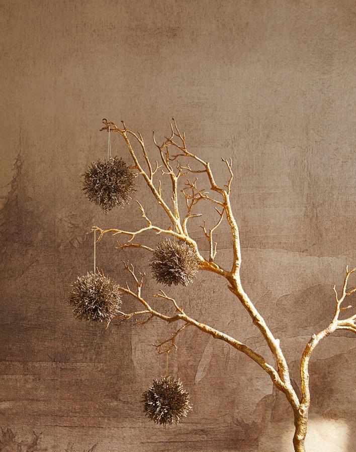 El minimalismo con toques 'rustic chic' dan forma a este original 'árbol de Navidad' decorado con bolas de madera (3.99 euros).