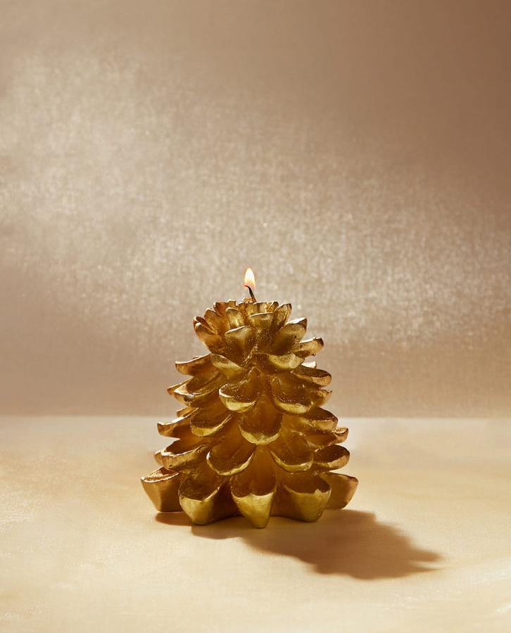 Si buscas pequeños detalles, esta vela en forma de abeto dorado (9.99 euros) pondrá el toque navideño perfecto en cualquier rincón de tu casa.