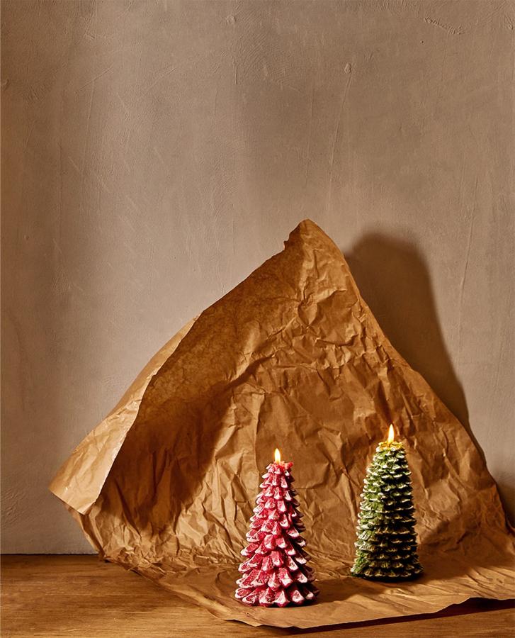 ¿Y qué nos dices de este pequeño rincón navideño creado con velas en forma de abeto (15.99 euros)?