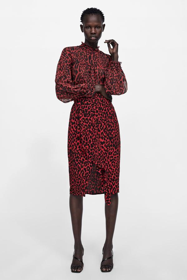 Esta falda ha sido una de nuestras favoritas de la temporada. Si le aplican descuento, no dudes en comprarla (25,95 euros antes del Black Friday).