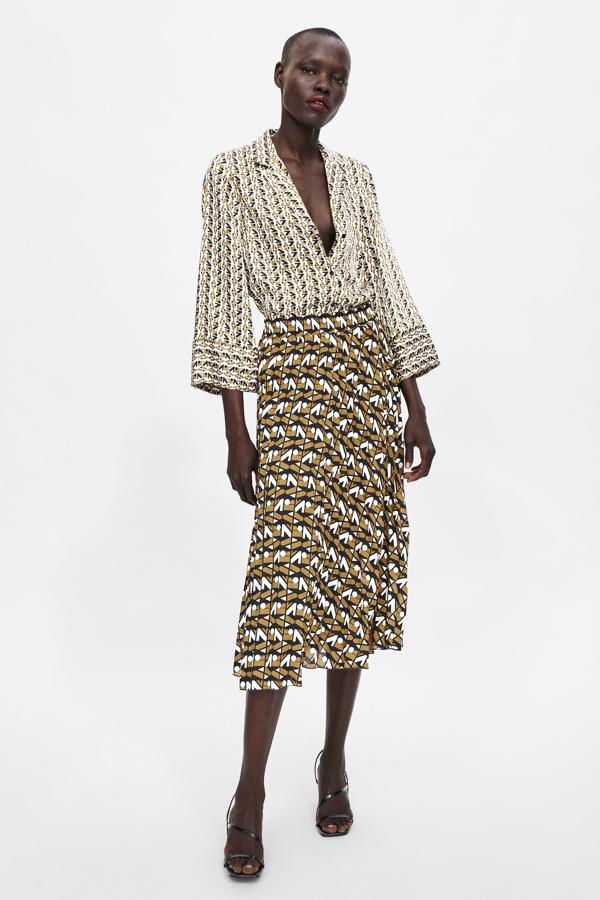 La logomanía llegó a zara y como consecuencia, a nuestros armarios (29,95 euros antes del Black Friday).