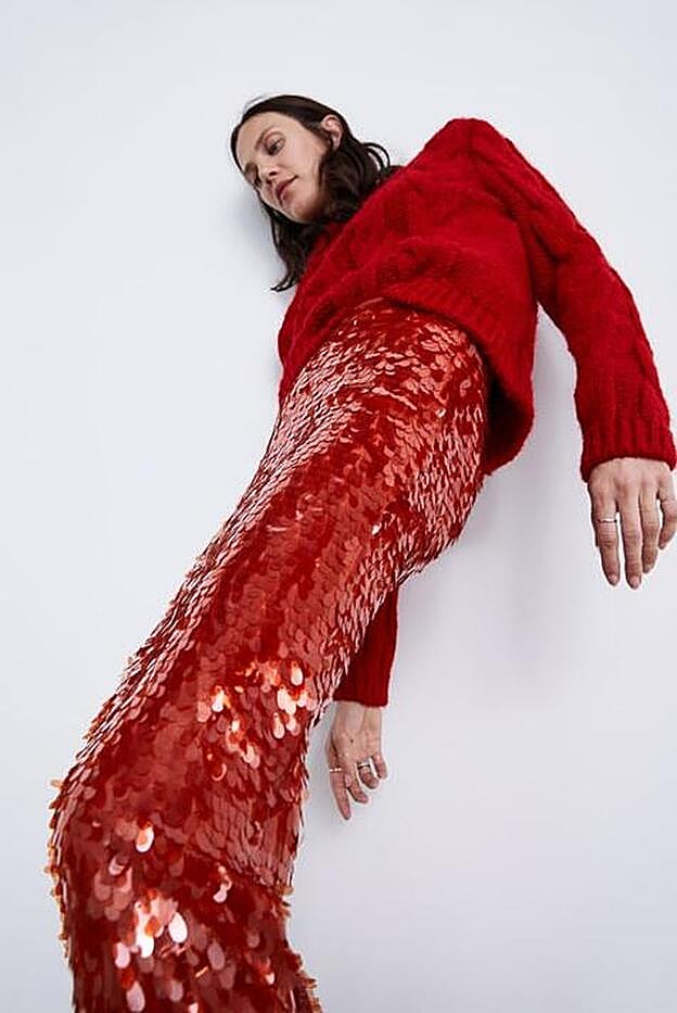 Falda roja de lentejuelas de Zara.