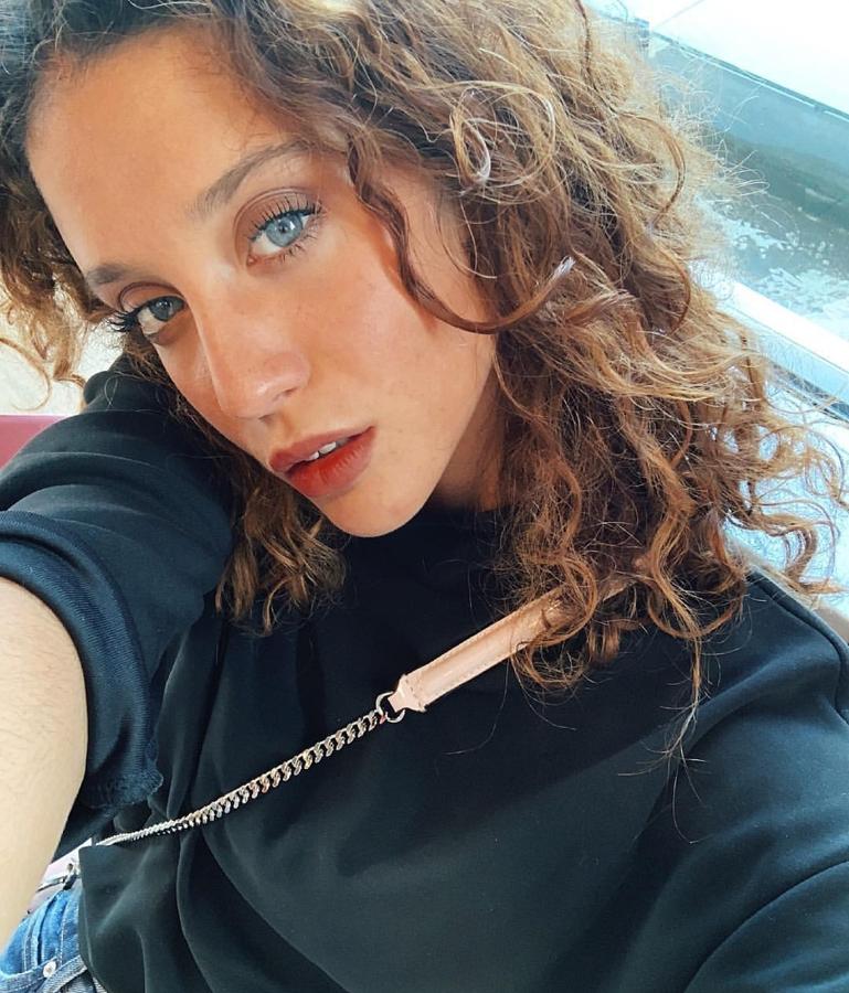 La actriz tiene muy claro que su principal objetivo en el maquillaje es que la base se vea natural para darle una apariencia más tersa a la piel, pero sin que se note que la trae y sin cubrir totalmente sus pecas.