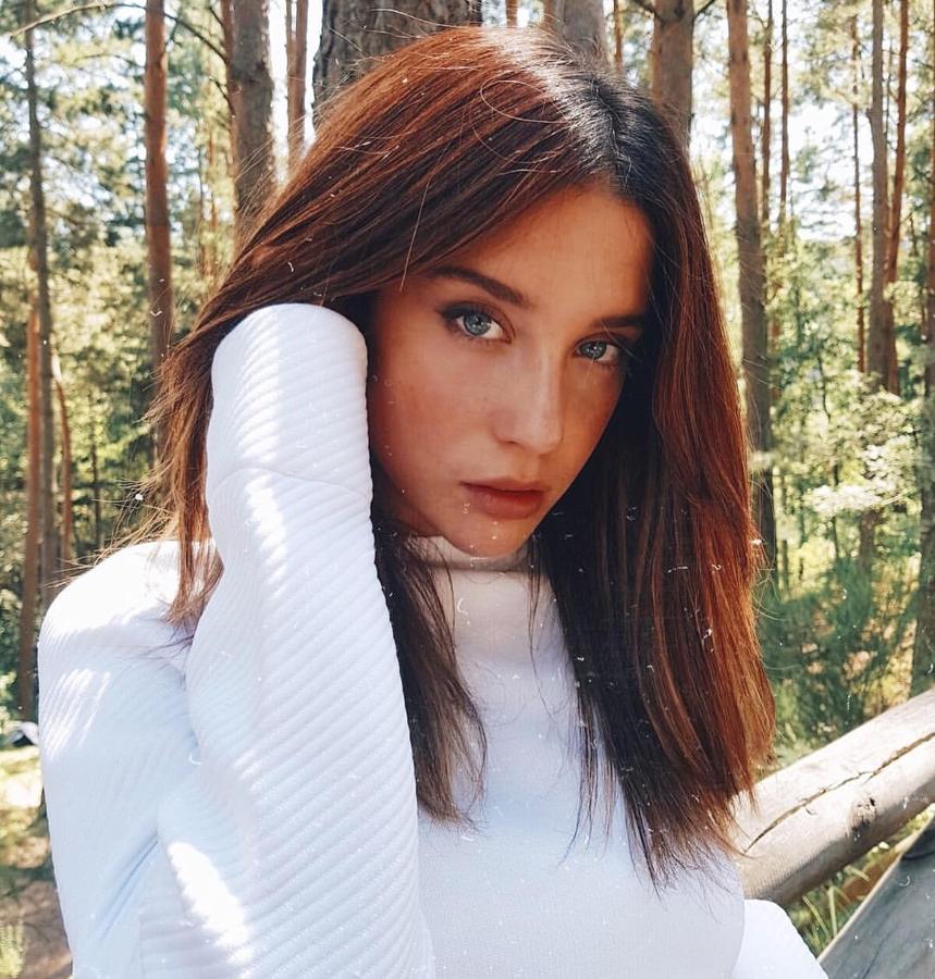 María Pedraza recurre mucho a las sombras de ojos de tonos grises que consiguen intensificar aún más sus ojos azules. Un ligero toque de sombra en en la parte superior de las pestañas es más que suficiente para lograr ese efecto en su mirada.