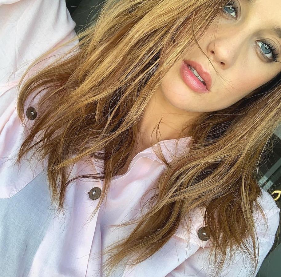 Un tono de labios en un rosa claro es todo lo que la actriz necesita para aportar brillo, sencillez, suavidad y delicadeza a su rostro.