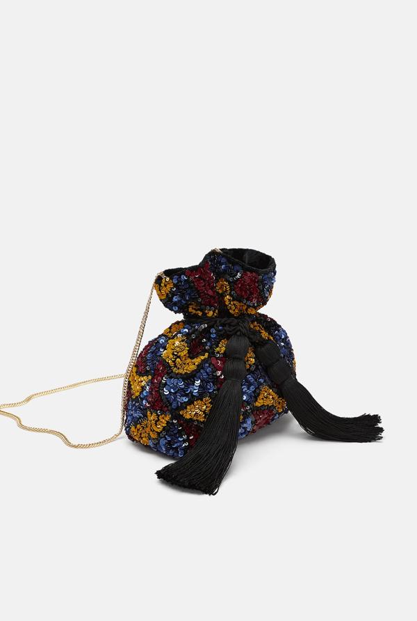Multicolor, de lentejuelas y con dos grandes borlas laterales (Zara, 39,95 euros).