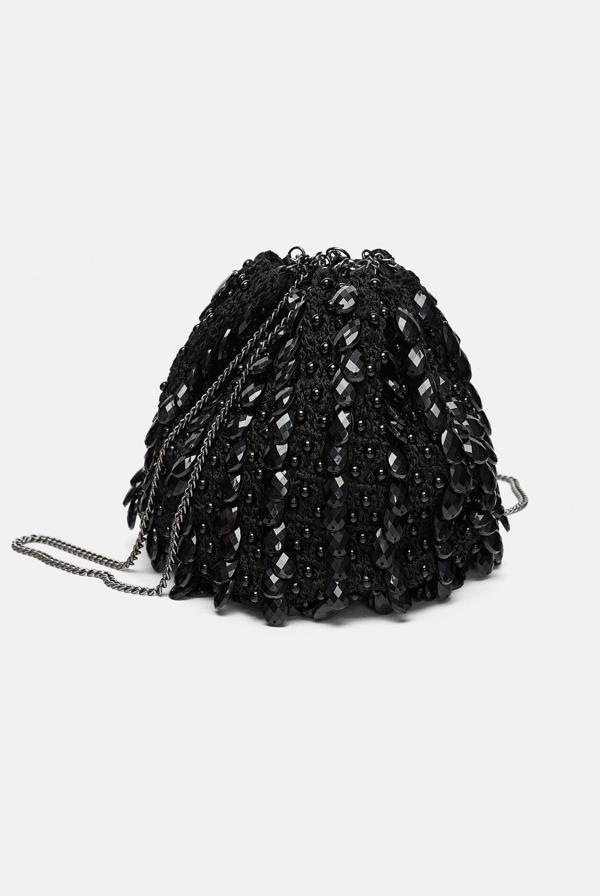 Fantástico diseño en negro cuyo bordado en pedrería refleja espectacularmente la luz (Zara, 39,95 euros).