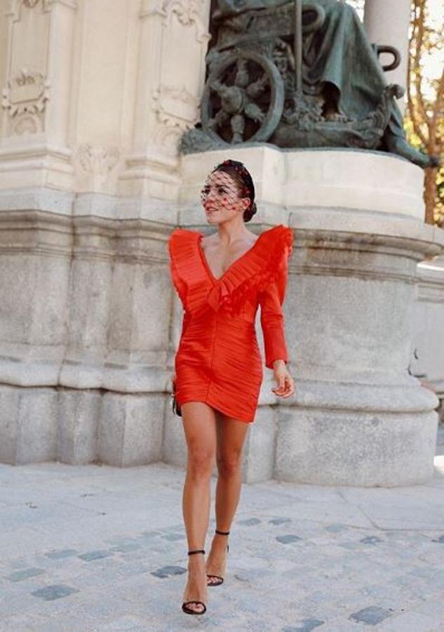 Otra invitada de rojo a la boda de Pelayo Díaz. Paula Ordovás (My peep toes) apostó por un espectacular vestido mini de Fernando Claro Couture.