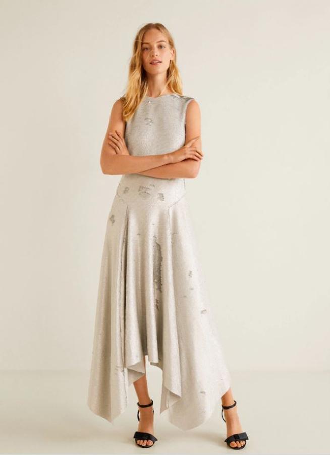 Otro ejemplo muy original repleto de lentejuelas que ya hemos metido en nuestra lista de deseos. Su precio en Mango, antes de las rebajas del Black Friday, es de 129.99 euros.