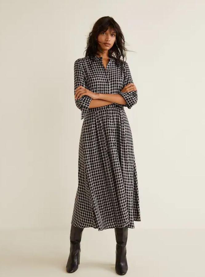 Vestido camisero con estampado de cuadros 'black&white'. Su precio en Mango, antes de las rebajas del Black Friday, es de 39.99 euros.