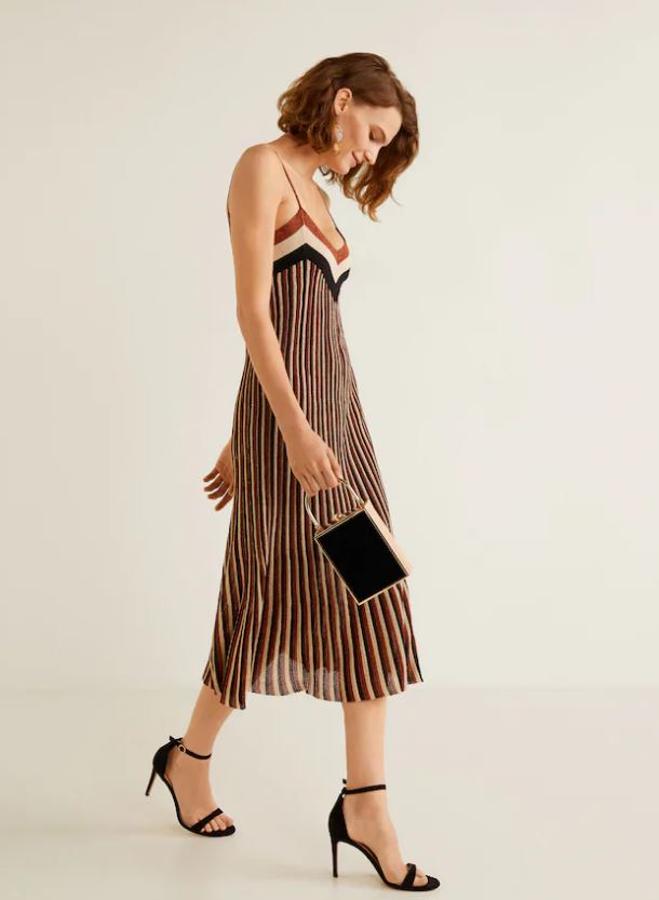 Vestido plisado con estampado de rayas y efecto glitter. Su precio en Mango, antes de las rebajas del Black Friday, es de 39.99 euros.