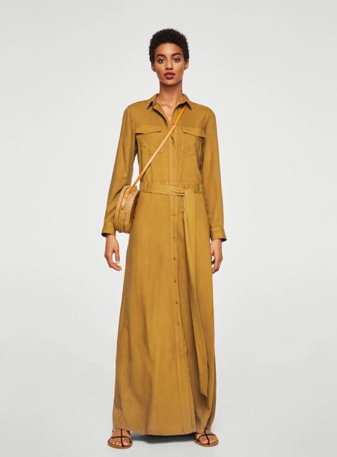 Nos encanta este maxi vestido camisero de pana mostaza. Su precio en Mango, antes de las rebajas del Black Friday, es de 59.99 euros.