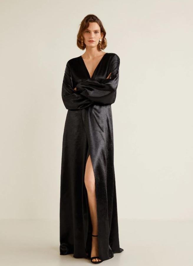 Pura seducción y elegancia digna de alfombra roja, no vamos a dejar escapar este vestidazo de satén negro con abertura en la falda. Su precio en Mango, antes de las rebajas del Black Friday, es de 79.99 euros.