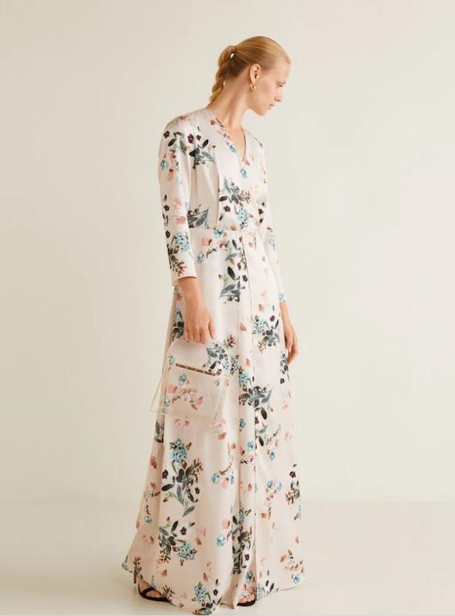 Y este vestido de satén con estampado de flores en tono candy será tu apuesta segura para tu próximo look de invitada. Su precio en Mango, antes de las rebajas del Black Friday, es de 89.99 euros.