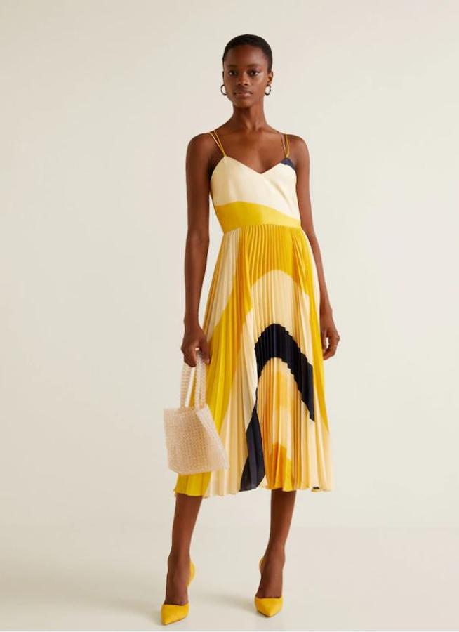 ¿Y si vas pensando ya en las bodas de primavera? Estamos completamente enamoradas de este vestido amarillo con falda plisada de estampado geométrico. Su precio en Mango, antes de las rebajas del Black Friday, es de 89.99 euros.