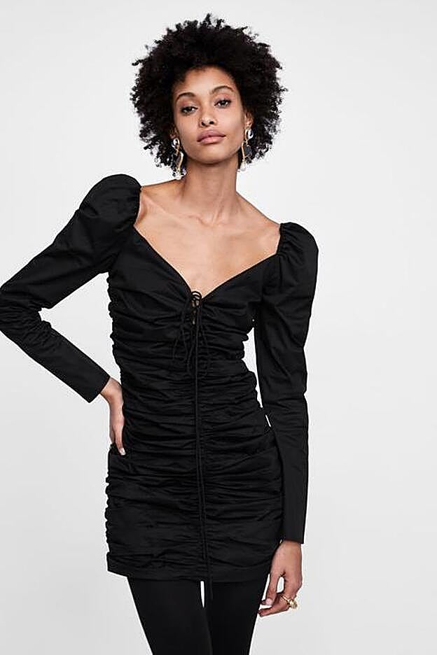 El vestido cierra con un cordón el escote corazón.