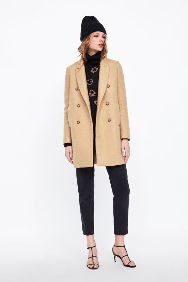 Doble botonadura, corto y con bolsillos laterales (49,95 euros).