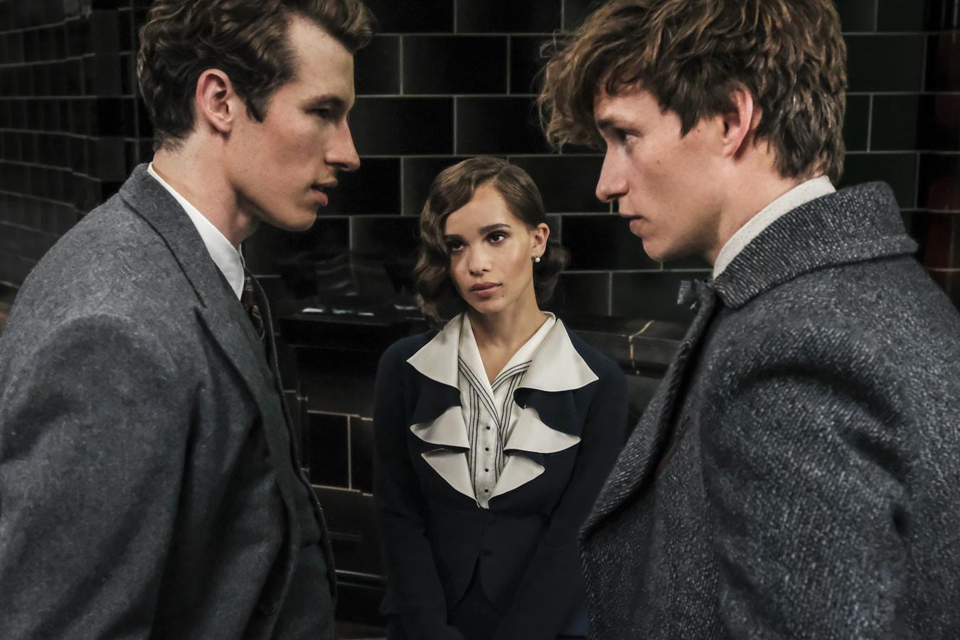 Si Newt es la oveja negra de los Scamander, su hermano mayor Theseus (Callum Turner) es el orgullo de la familia: héroe de guerra, maestro de la lucha mágica, jefe de la oficina de aurores del Ministerio de Magia... y prometido de la antigua mejor amiga de Newt, Leta. No nos extraña que, cuando por circunstancias del guión Tina ata a Theseus a una silla, Newt exclame: “¡Es el mejor momento de mi vida!”.