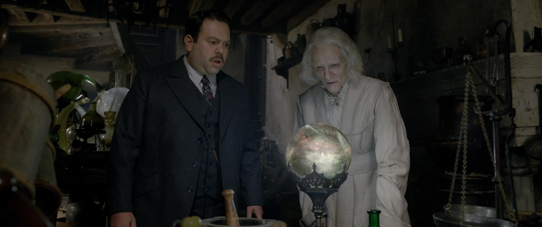 Atentas porque aquí es donde distinguimos a los auténticos 'potterheads' de los fans del montón. En 'Los crímenes de Grindelwald' veremos al mítico alquimista Nicholas Flamel (¿quién lo recuerda de 'Harry Potter y la piedra filosofal'?) y a una joven Minerva McGonagall, tal vez inmersa en esa trágica historia de amor tras la cual se consagró a la enseñanza. Entre los seguidores de Grindelwald identificamos varios apellidos familiares: Carrow, Rosier, Travers... ¡Y Eddie Redmayne ya ha dicho que confía en encontrarse con Hagrid enf uturas películas!