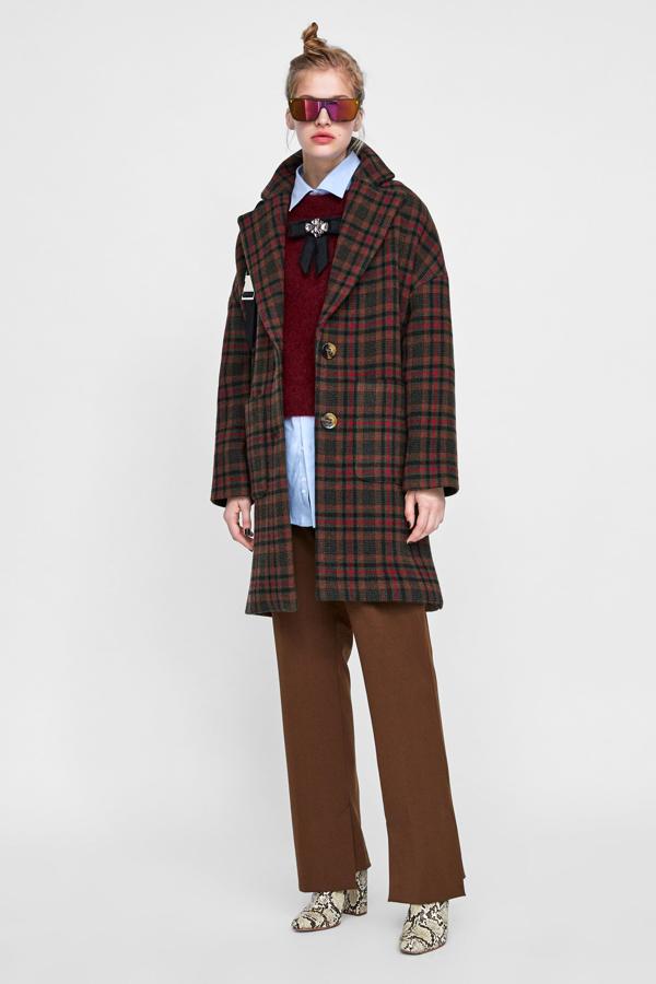 Ideal también este abrigo de cuadros de inspiración retro. Su precio en Zara antes de las rebajas del Black Friday es de 99.95 euros.