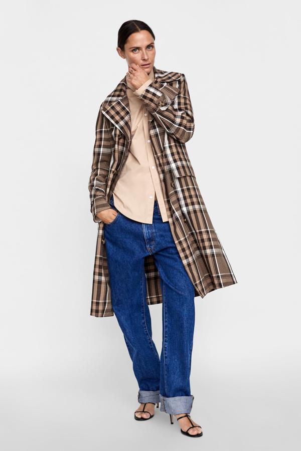 Todas somos conscientes de que  los '70 han vuelto , y este trench con estampado de cuadros es un ejemplo magnífico. Su precio en Zara antes de las rebajas del Black Friday es de 79.95 euros.